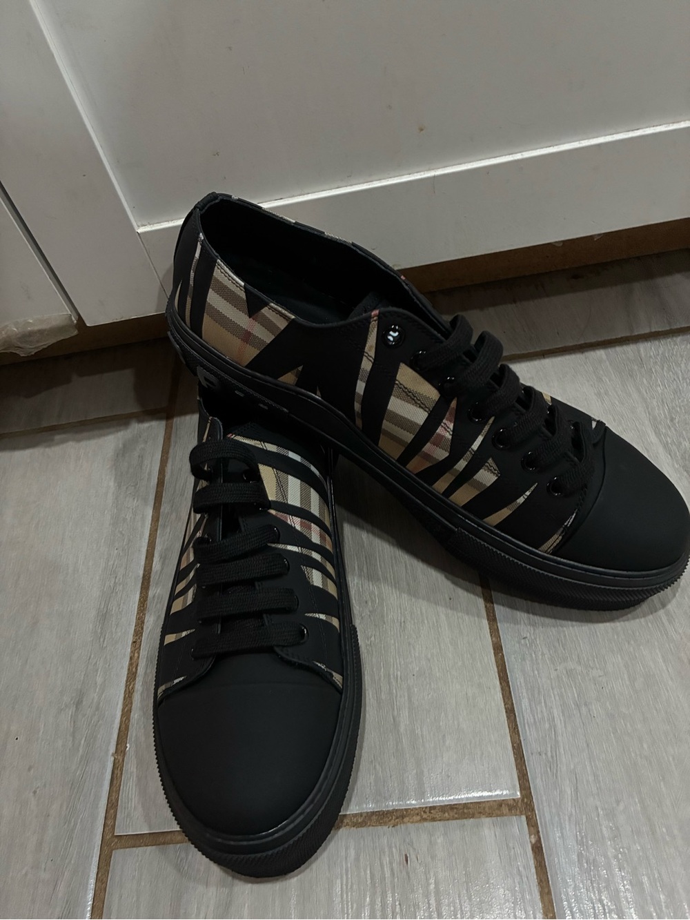 Men's Black Plaid Low-Top Sneakers